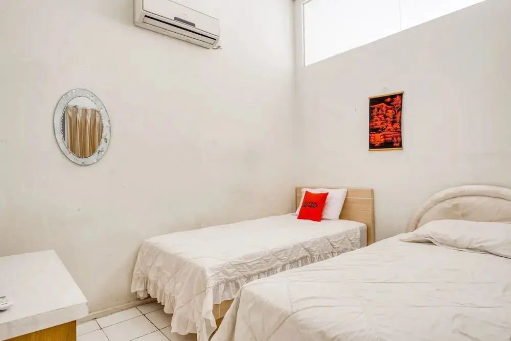 Сурабая: KoolKost Syariah @ Capsule Homestay Kedungdoro