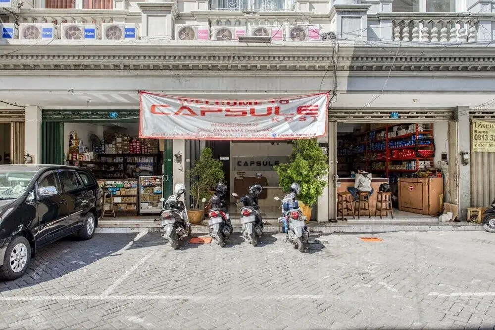 Сурабая: KoolKost Syariah @ Capsule Homestay Kedungdoro