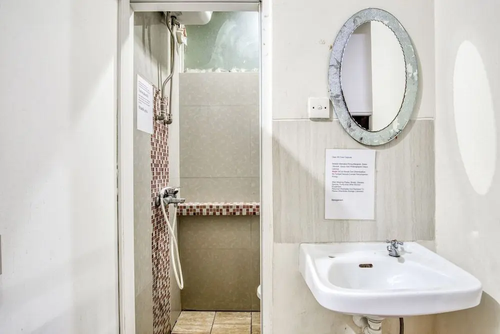 Сурабая: KoolKost Syariah @ Capsule Homestay Kedungdoro