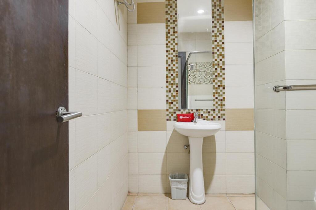 Сурабая: RedDoorz Apartment near Grand City Mall