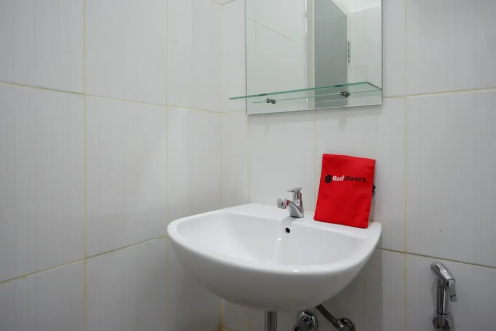 Кендал: RedDoorz near Alun Alun Kaliwungu Kendal