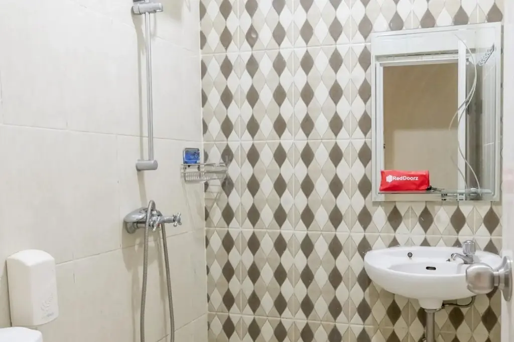 Бекаси: RedDoorz Plus near Tambun Station