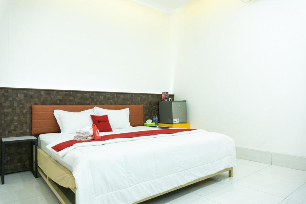 Энде: RedDoorz Plus @ Ende City Center