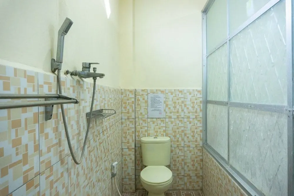 Энде: RedDoorz near H. Hasan Aroeboesman Airport