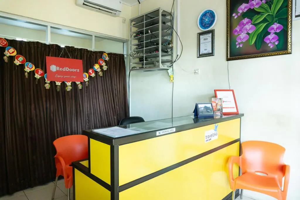 Энде: RedDoorz near H. Hasan Aroeboesman Airport