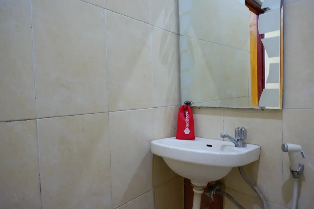 Баубау: RedDoorz @ Hotel Bravo Pantai Kamali Bau Bau