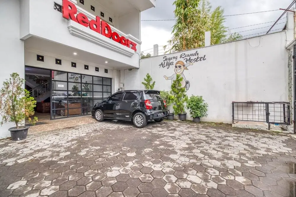 Джокьякарта: RedDoorz Hostel near Stadion Mandala Krida Yogya
