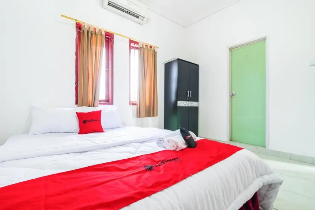 Южный Тангеранг: RedDoorz near Universitas Pamulang