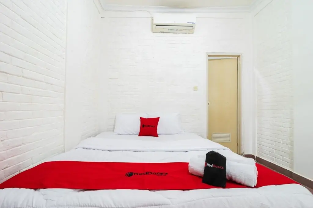 Южный Тангеранг: RedDoorz near Universitas Pamulang
