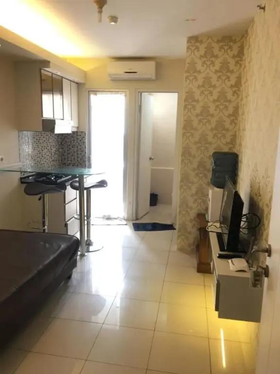 Джакарта: Onted's Room Apartemen Kalibata City by ZUZU