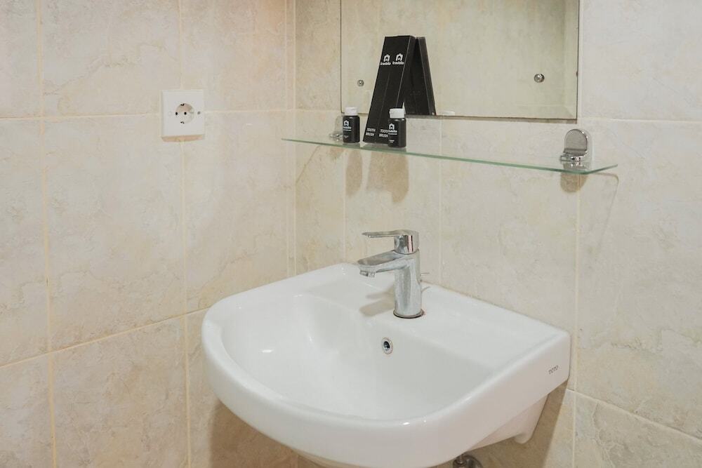 Джакарта: Pleasant Studio Apartment at Tamansari The Hive