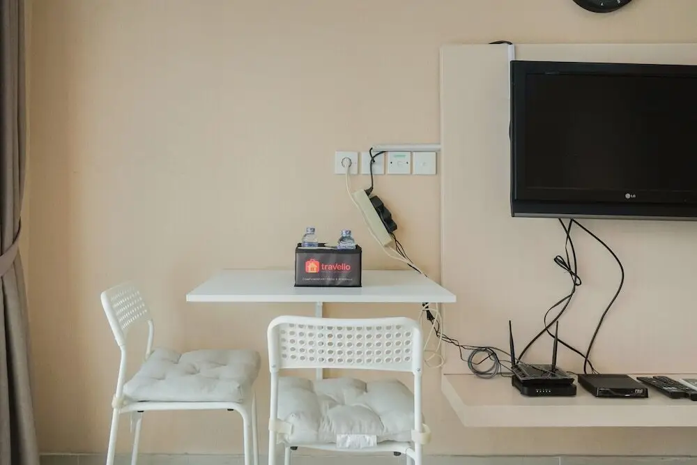Джакарта: Pleasant Studio Apartment at Tamansari The Hive
