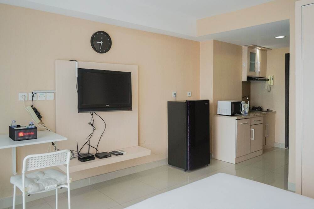 Джакарта: Pleasant Studio Apartment at Tamansari The Hive