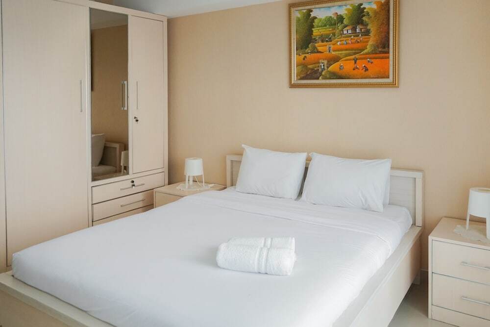Джакарта: Pleasant Studio Apartment at Tamansari The Hive