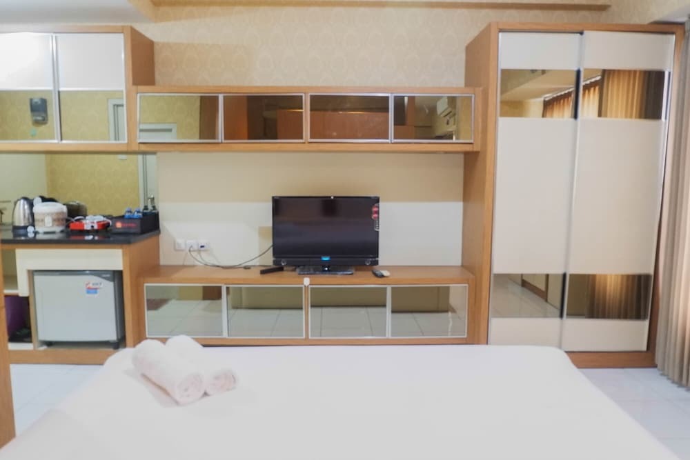 Сурабая: Cozy Studio at UC Apartment