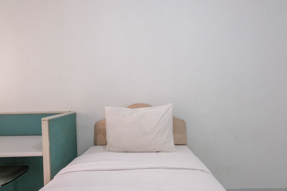 Тангеранг: Minimalist and Stylish Studio Ayodhya Apartment