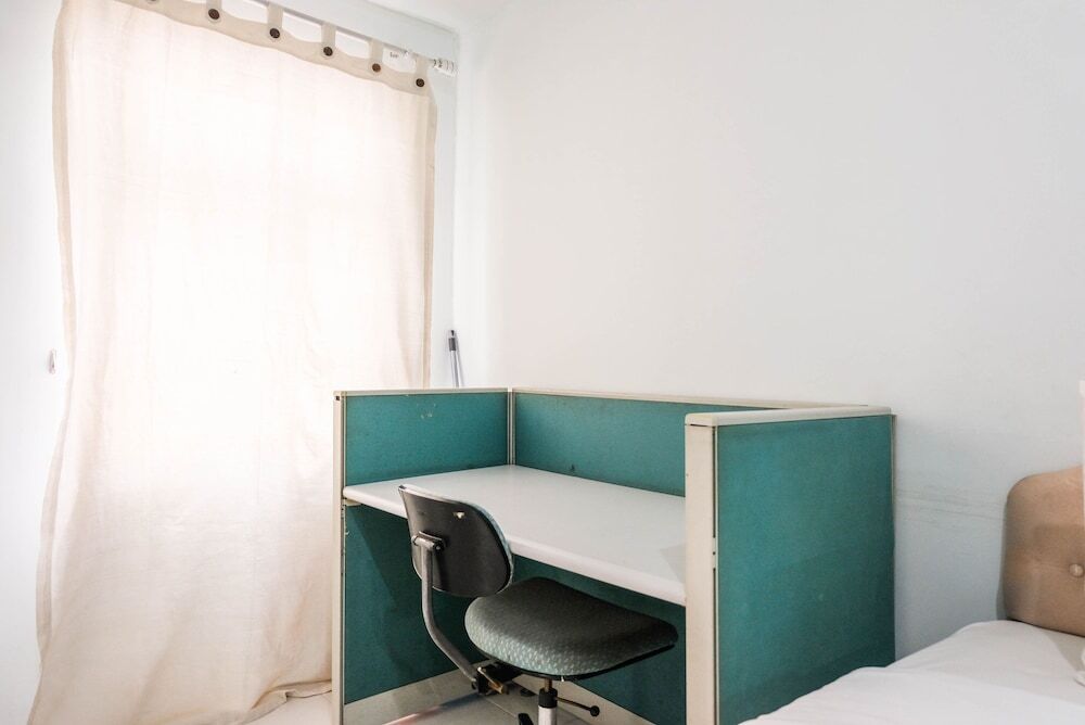 Тангеранг: Minimalist and Stylish Studio Ayodhya Apartment