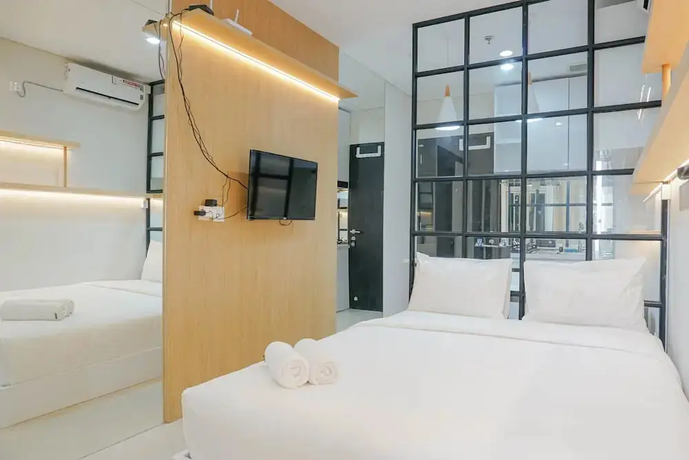 Депок: Spacious and Modern Studio at Atlanta Apartment