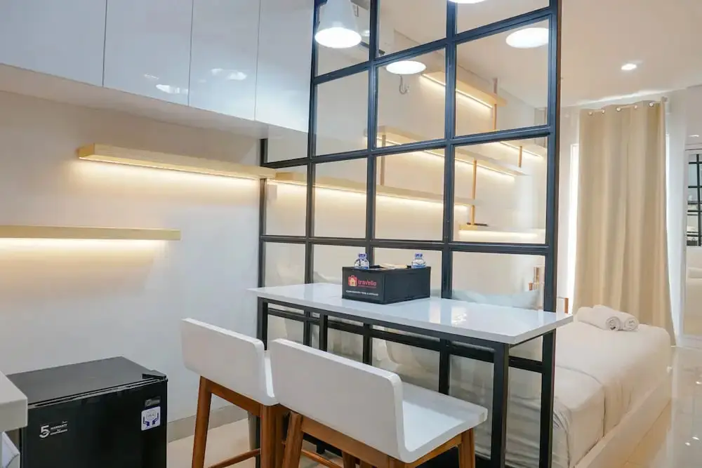Депок: Spacious and Modern Studio at Atlanta Apartment