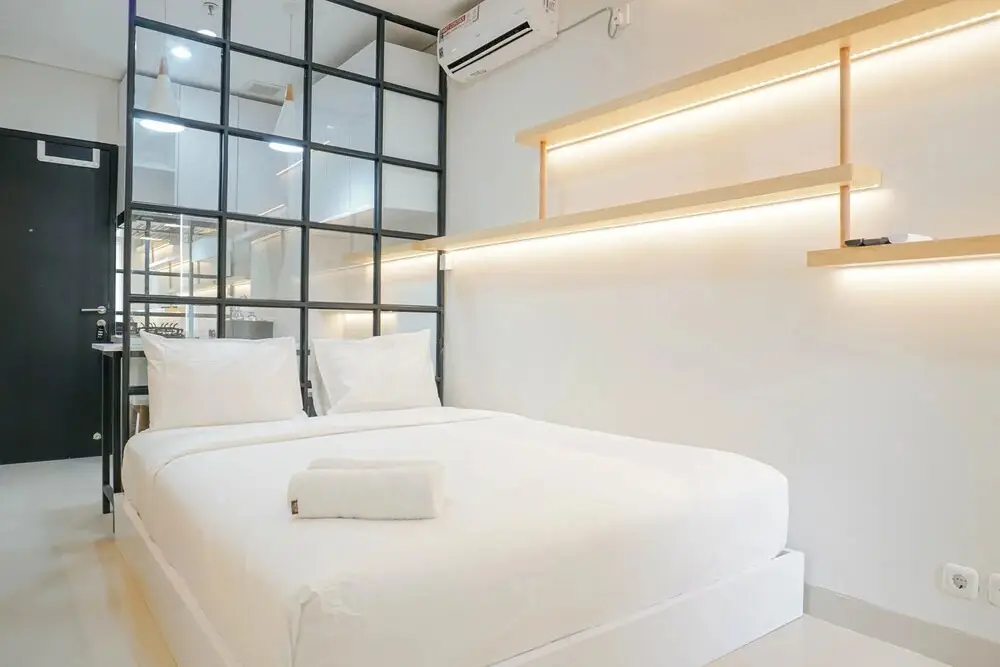 Депок: Spacious and Modern Studio at Atlanta Apartment
