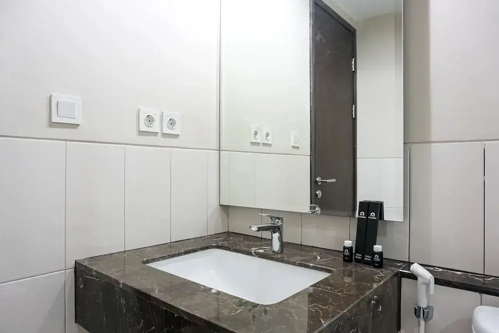 Джакарта: Cozy Studio Apartment at Nine Residence connected to Mall
