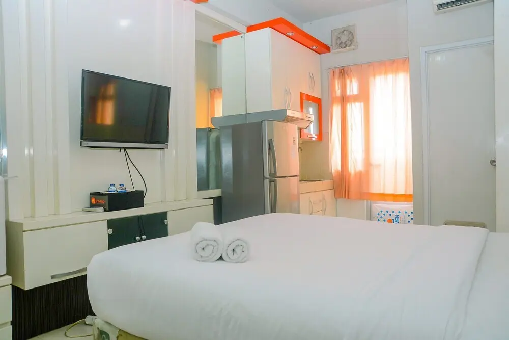 Джакарта: Comfy Studio Apartment at Grand Emerald Gading Nias Residences