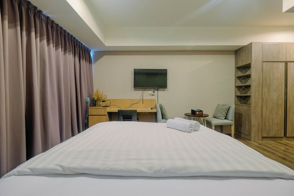 Джакарта: Minimalist and Posh Studio Kemang Village Apartment