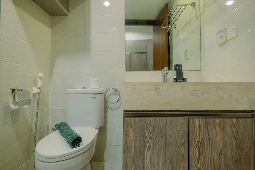 Джакарта: Minimalist and Posh Studio Kemang Village Apartment