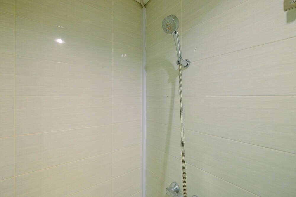 Джакарта: Minimalist and Posh Studio Kemang Village Apartment