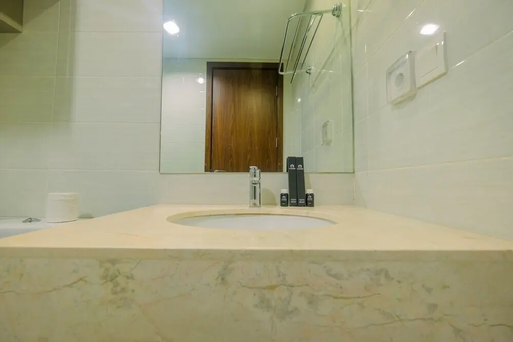 Джакарта: Minimalist and Posh Studio Kemang Village Apartment