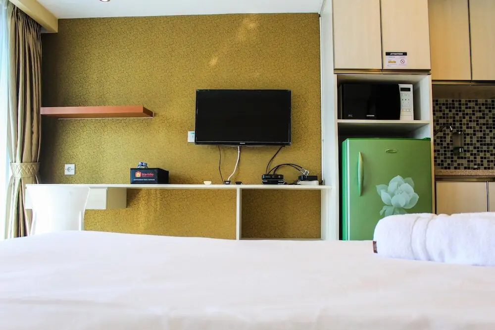 Джакарта: Fully Furnished Studio Apartment at Tamansari The Hive