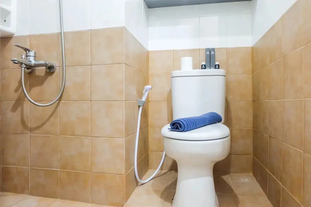 Джакарта: Warm and Cozy 2BR Green Pramuka Apartment near Mall