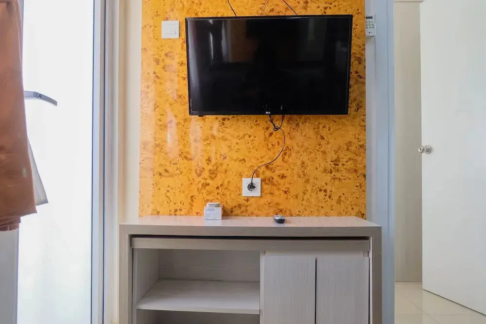 Джакарта: Warm and Cozy 2BR Green Pramuka Apartment near Mall