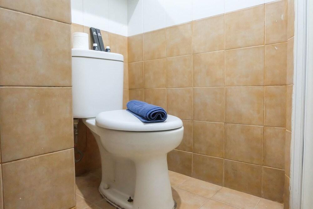 Джакарта: Warm and Cozy 2BR Green Pramuka Apartment near Mall