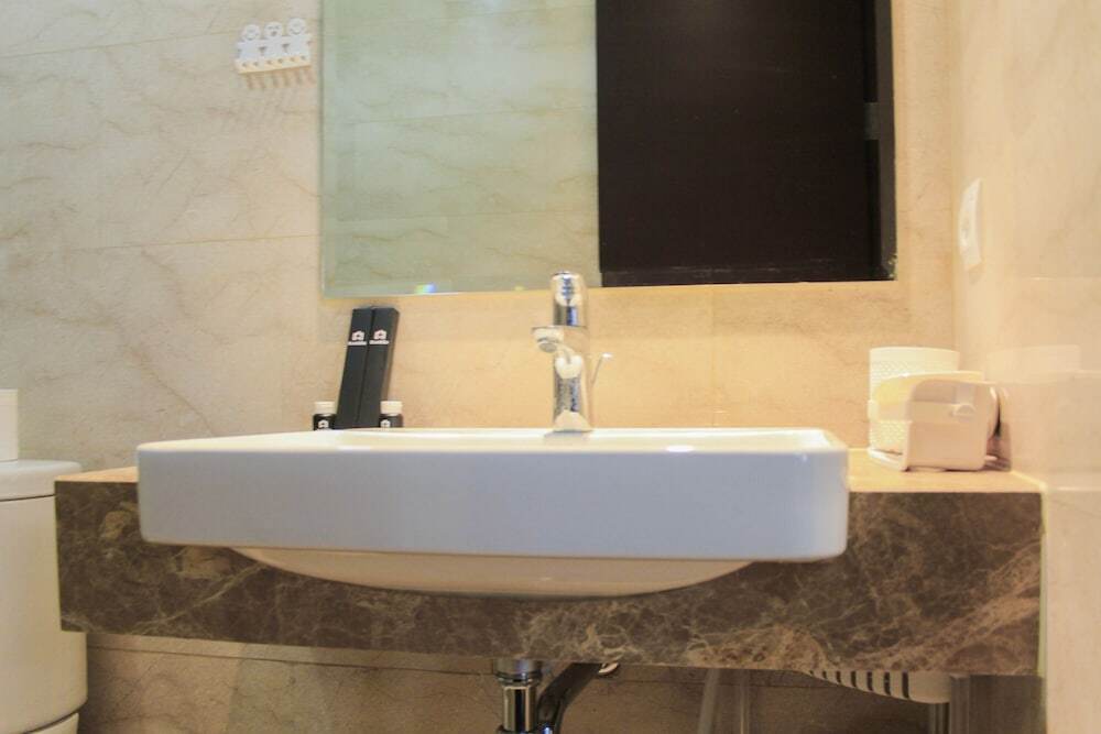 Джакарта: Spacious and Posh 2BR Menteng Park Apartment