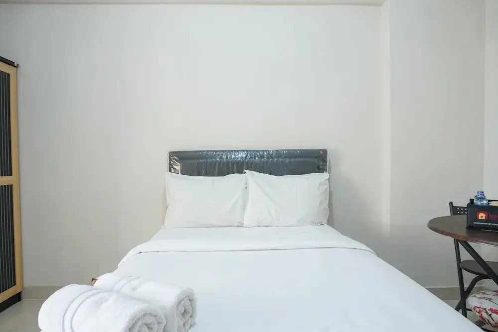 Джакарта: Fully Furnished Studio at Green Park View Apartment