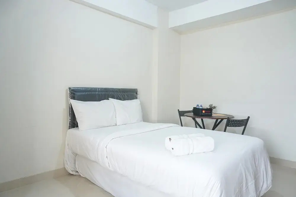 Джакарта: Fully Furnished Studio at Green Park View Apartment