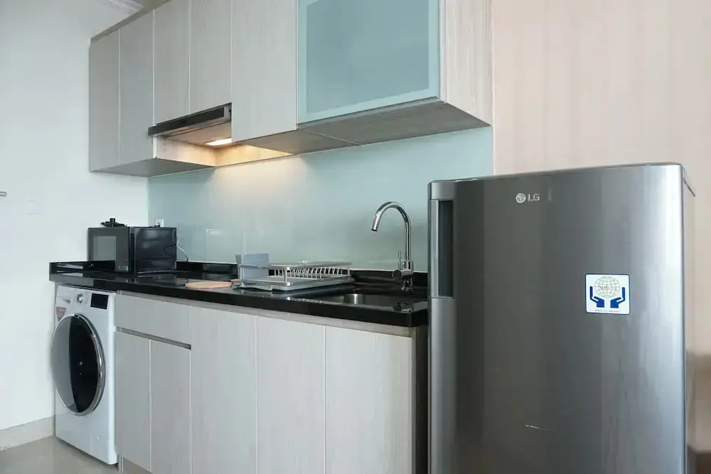 Cozy and Tranquil Studio Menteng Park Apartment — фото 1