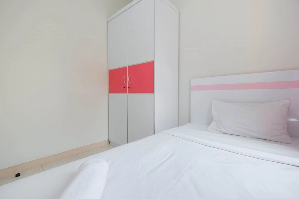 Бекаси: Pool View 2BR Apartment @ Springlake Summarecon