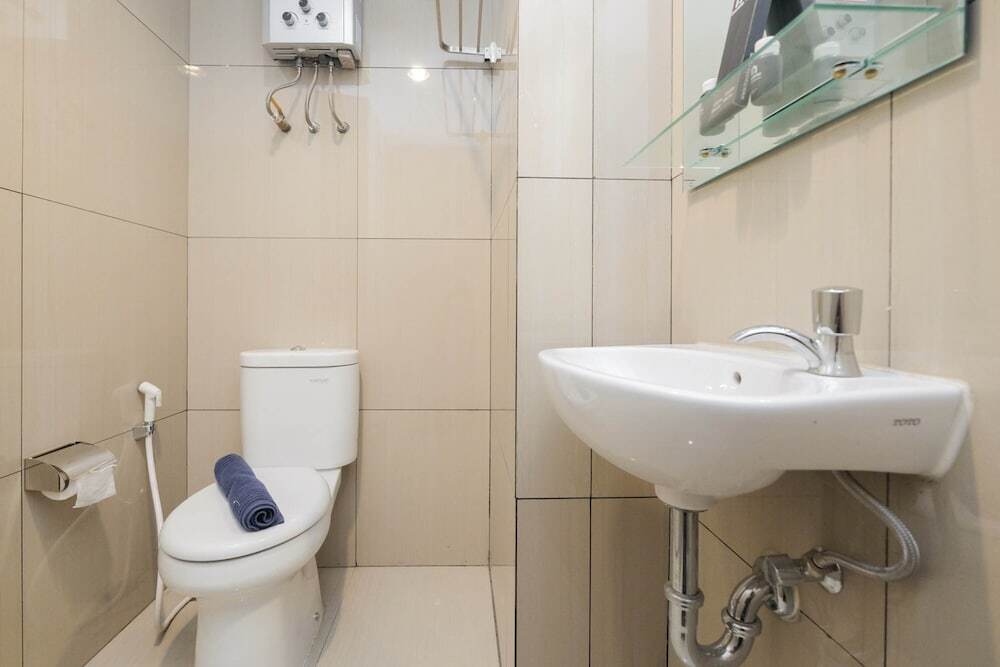 Бекаси: Modern Studio at Grand Kamala Lagoon Apartment