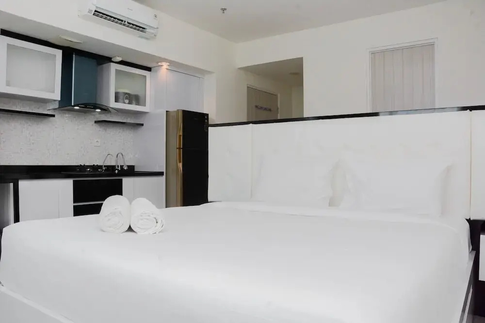 Бекаси: Pleasant and Modern Studio Grand Kamala Lagoon Apartment