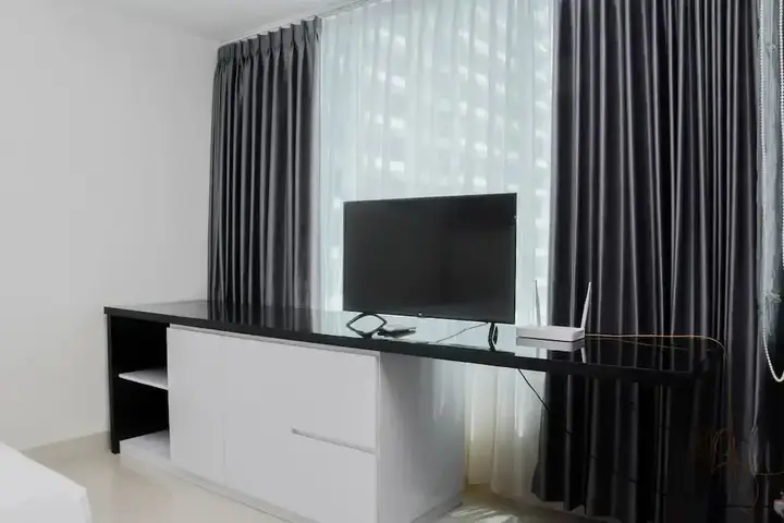 Бекаси: Pleasant and Modern Studio Grand Kamala Lagoon Apartment