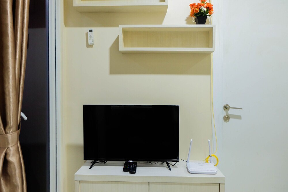Джакарта: Modern and Comfy 2BR Green Pramuka Apartment