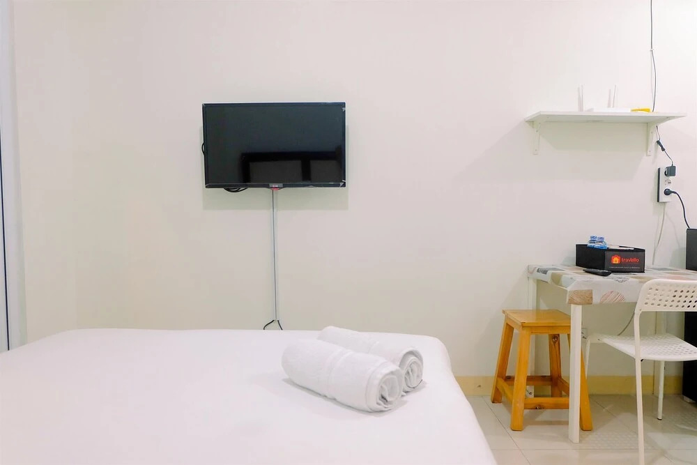 Джакарта: Minimalist Studio with City View at Green Pramuka Apartment