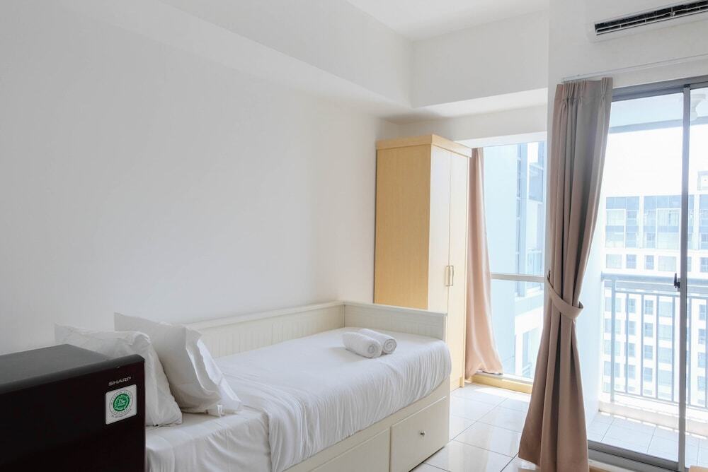 Legok: Comfy Studio Apartment at M-Town Residence near Summarecon Mall