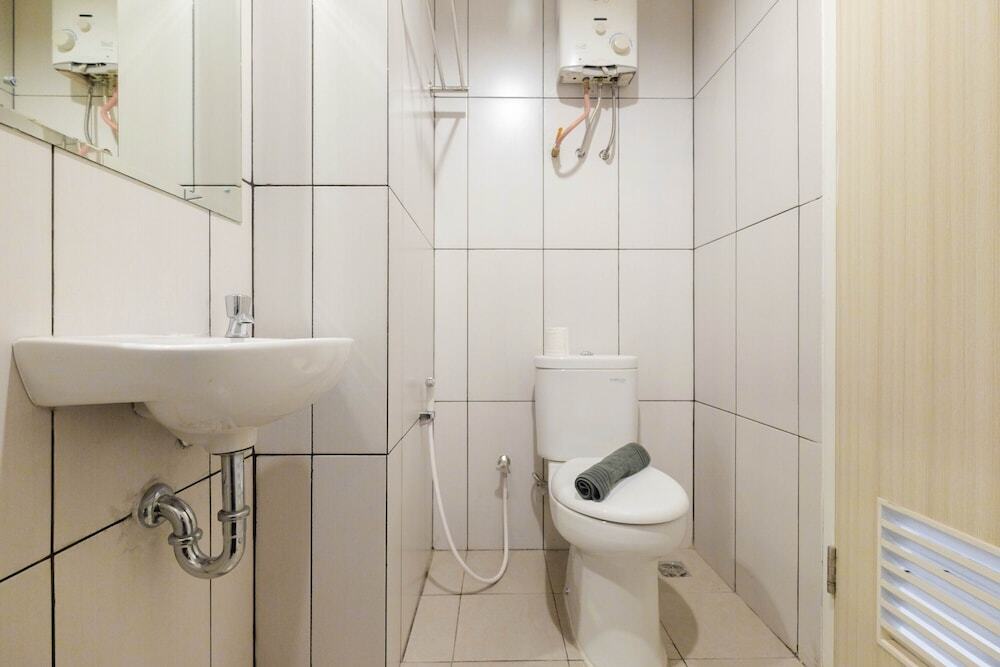 Бекаси: Minimalist and Homey Studio Grand Kamala Lagoon Apartment