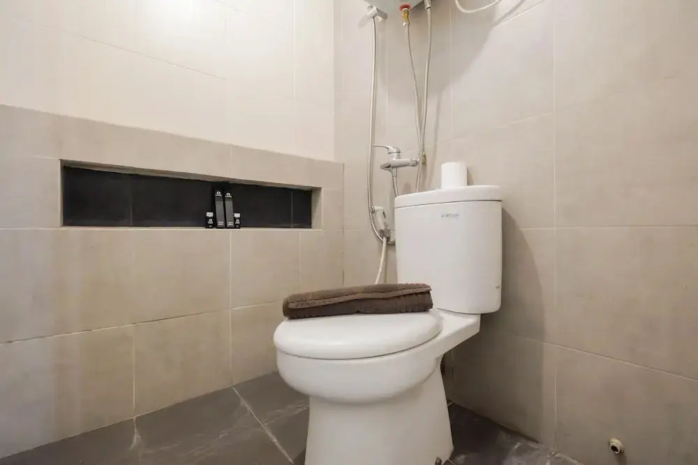 Джакарта: Cozy and Elegant 2BR Bassura Apartment