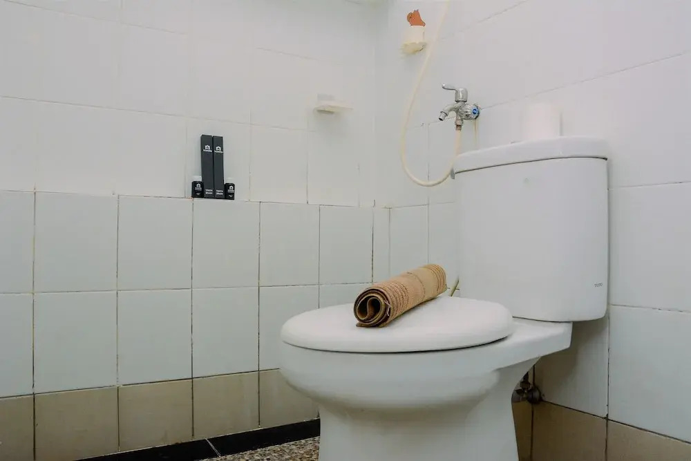 Джакарта: Chic and Cozy 2BR Apartment at Bassura City