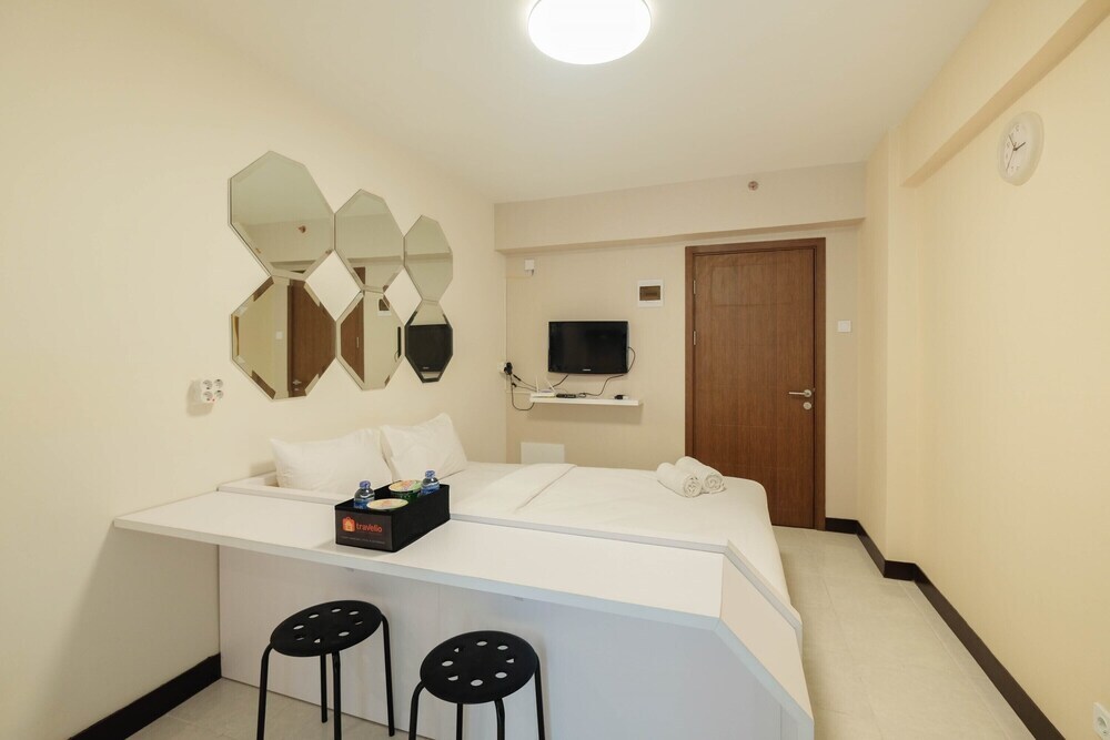 Депок: Homey and Comfy Studio Cinere Resort Apartment