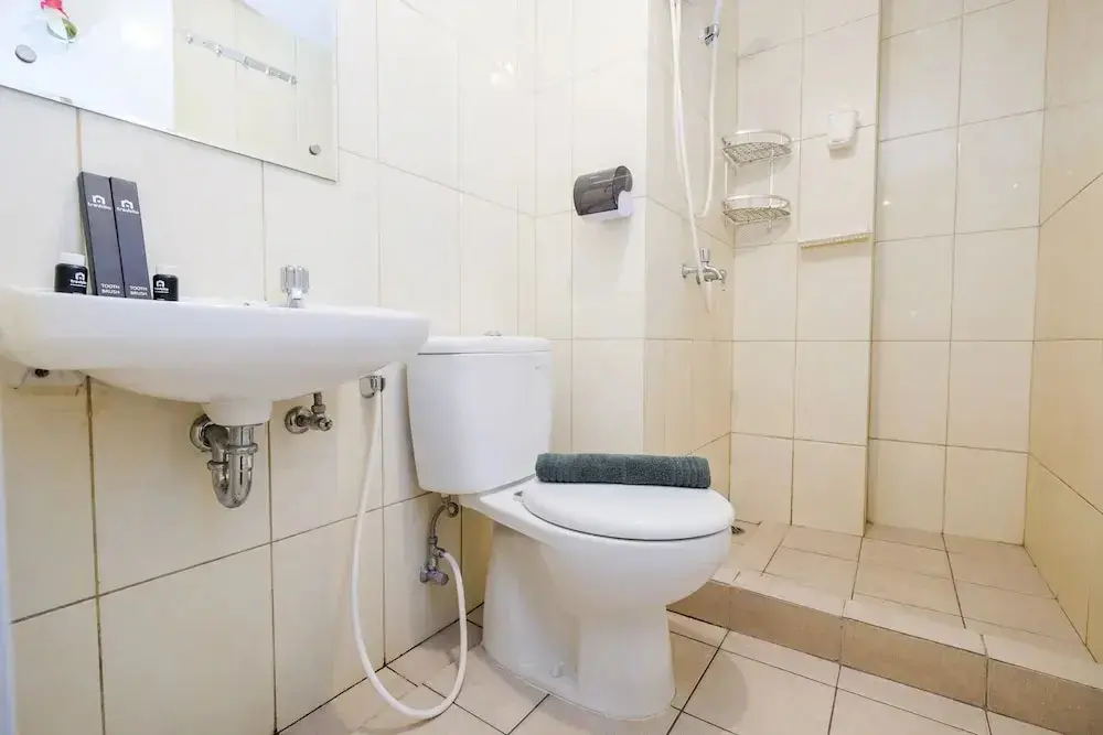 Бекаси: Pool View and Homey 2BR Apartment @ Springlake Summarecon